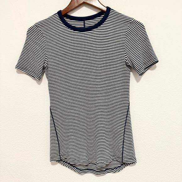 Lululemon Hold Tight Short Sleeve Shirt Minute Stripe Navy White Size 4 or 6 - Picture 5 of 10